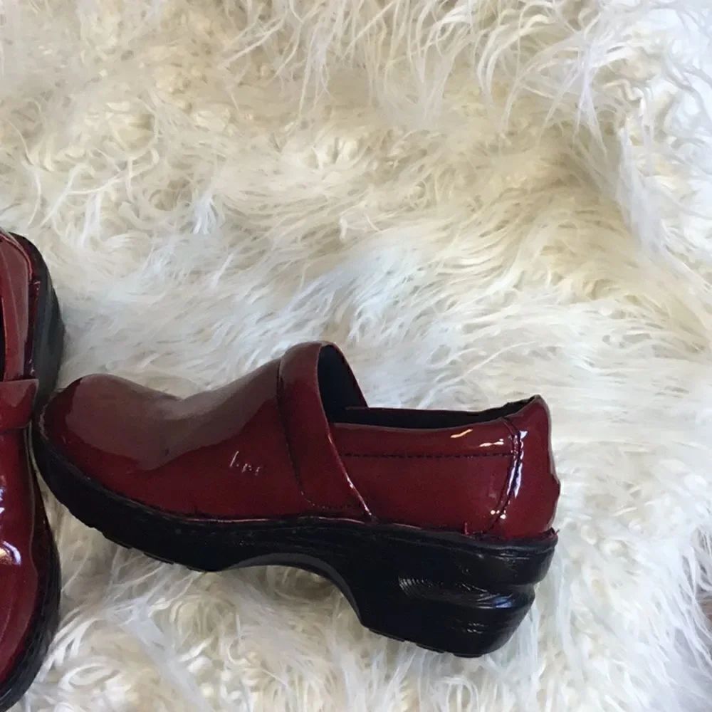 Deep red clog type shoes in size 6 NWOT - Picture 5 of 14